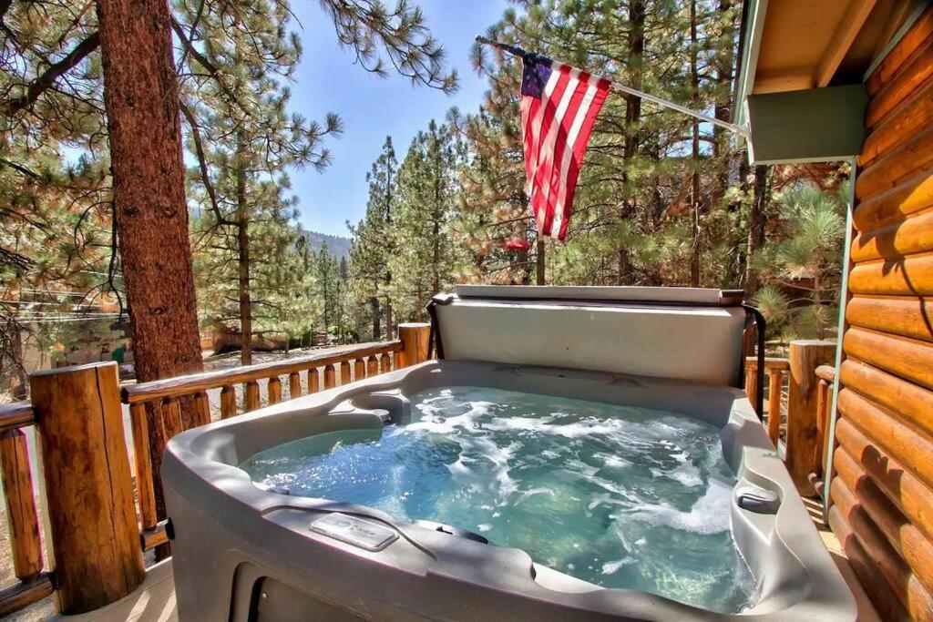 Вилла Chalet Monterey W/Hot Tub - Big Decks/Bbq Биг Бэар Лейк Экстерьер фото